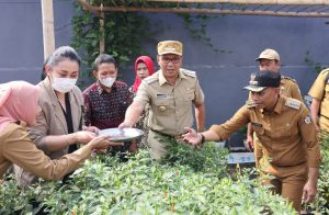 Kunjungi Longwis Dewi Sari Zurich Tamalanrea, Wali Kota Makassar Minta Tingkatkan Produksi