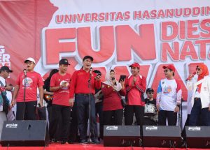 Andi Amran Sulaiman Perkenalkan Rudianto Lallo di Fun Walk Dies Natalis Unhas Ke-66