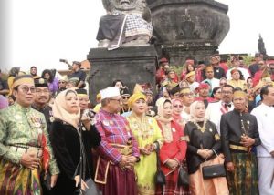 Nunung Dasniar Diganjar Penghargaan Oleh Pengurus DPP Masyarakat Adat Nusantara