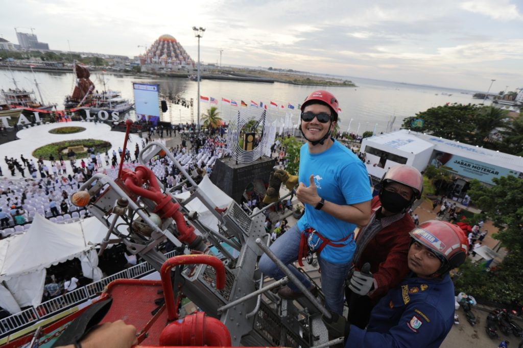 Gratis, Damkar Makassar Ajak Pengunjung F8 Main Rappelling