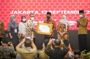 Usulkan 10.385 Formasi PPPK Guru Tahun 2023, Gubernur Andi Sudirman Terima Penghargaan MenPAN-RB