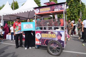Gubernur Serahkan Gerobak Andalan SMK Tenaga Surya kepada Penjual Sarabba Seorang Pensiunan Guru