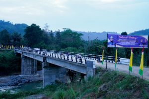 Resmikan Jembatan Lanrenge, Andi Sudirman: Puluhan Tahun Masyarakat Pakai Rakit Seberangkan Hasil Bumi