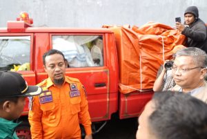 Pagi-Pagi, Gubernur Andi Sudirman Tinjau dan Bawa Bantuan untuk Korban Banjir di Biringkanaya