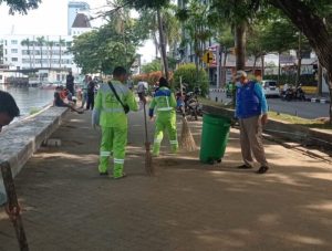 Sukseskan F8, Camat Kepulauan Sangkarrang Terjunkan Petugas Jaga Kebersihan di Pantai Losari