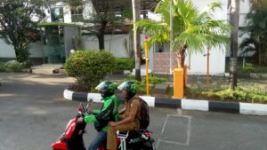 Ojol Day, Kasubag Humas DPRD Makassar Gunakan Jasa Ojek Online ke Kantor