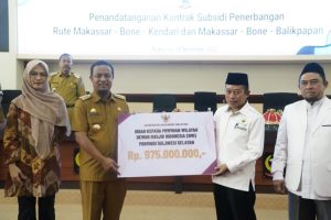 Gubernur Sulsel Serahkan Dana Hibah Rp975 Juta untuk DMI Sulsel