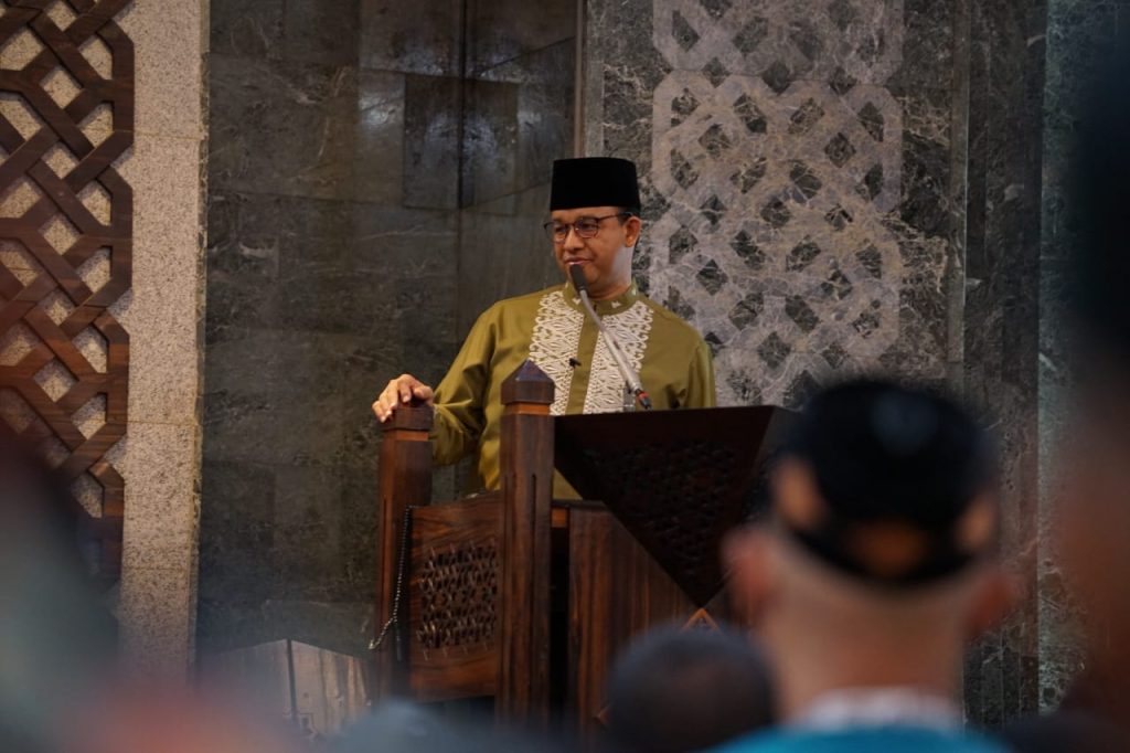 Sholat Berjamaah di Masjid Al-Markaz Makassar, Anies Baswedan Kagumi Sosok Jenderal TNI M Yusuf