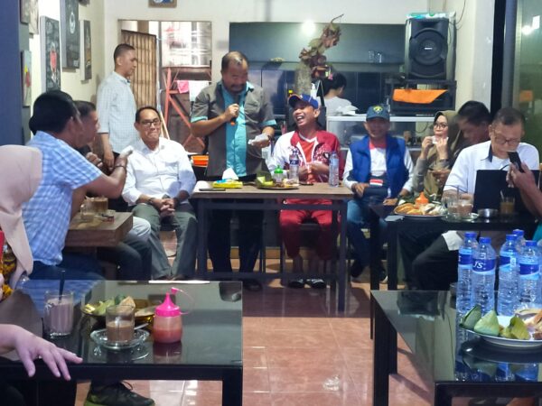 Bersilaturahmi Masyarakat Pa’baeng-baeng, Rudianto Lallo Sampaikan Pentingnya Pendidikan
