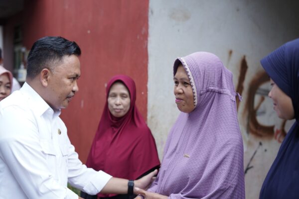 Puting Beliung Landa Dua Desa di Bantaeng, Ilham Azikin Bantu Korban Bencana