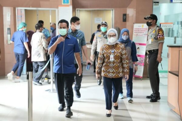 Gubernur Andi Sudirman Jenguk Pasien Anak yang Mengalami Kelainan Jantung di RSCM Jakarta