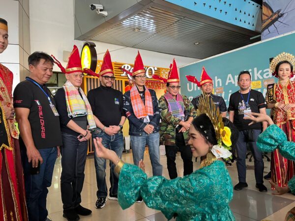Musisi Konser ‘Semua Jadi Satu’ Disambut Tarian Adat Khas Makassar di Bandara Sultan Hasanuddin