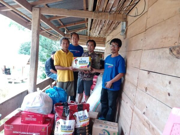 Gubernur Sulsel Salurkan Bantuan ke Korban Kebakaran dan Angin Puting Beliung di Toraja