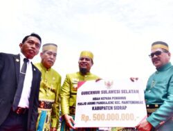 HUT 679 Kabupaten Sidrap, Gubernur Sulsel Serahkan Rp 500 Juta Hibah untuk Masjid Agung Sidrap