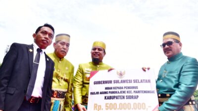 HUT 679 Kabupaten Sidrap, Gubernur Sulsel Serahkan Rp 500 Juta Hibah untuk Masjid Agung Sidrap
