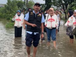 Rudianto Lallo Bagi-bagi Sembako ke Warga Terdampak Banjir di Kelurahan Paccerakkang