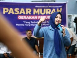 Ngabuburit, Fatmawati Rusdi Bagi 1.000 Bingkisan Sembako di Dua Kecamatan