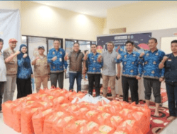 Sekwan DPRD Makassar Bagikan Makanan Siap Saji ke Warga Terdampak Banjir di Katimbang