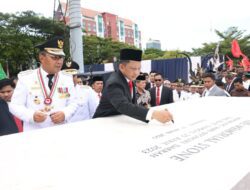 Danny Pomanto-Mendagri RI Tanda Tangani Prasasti Hari Otda Ke 27 di Anjungan Losari