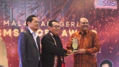 Anggota DPRA Ali Basrah dan Sekda Aceh Bustami Hamzah Menerima Anugerah SMSI Award
