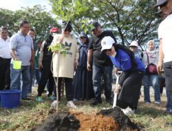 Berjalan Kaki Sepanjang 3 Km, Wakil Wali Kota Makassar Tanam Pohon dan Pantau Aksi Jumat Bersih