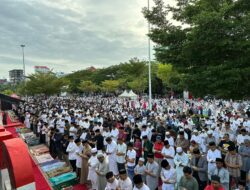 Ketua DPRD Makassar Rudianto Lallo Salat Iduladha di Pantai Losari Bersama Ribuan Warga Makassar Makassar