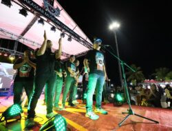 Nyanyikan Lagu Firman Kehilangan, Danny Pomanto Hibur Pengunjung Anjungan Pantai Losari