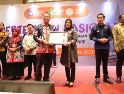 Pertemuan Nasional Adinkes, Fatmawati Rusdi Terima Penghargaan atas Dukungan Penanggulangan ATM