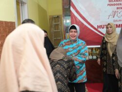 Indira Yusuf Ismail Tebar Kebahagiaan dalam Anjangsana di Panti Asuhan