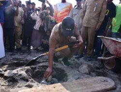 Di Akhir Masa Jabatan, Andi Sudirman Lakukan Peletakan Batu Pertama Pembangunan Tanggul Penahan Abrasi di Takalar