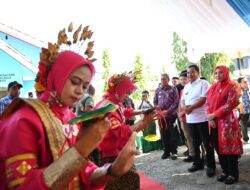 Kunker ke Wajo, Pj Gubernur Bahtiar dan Istri Disambut Antusias