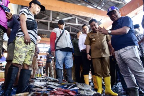 Tinjau Pelelangan Ikan Makassar, Pj Gubernur Bahtiar Pastikan Harga Tetap Stabil