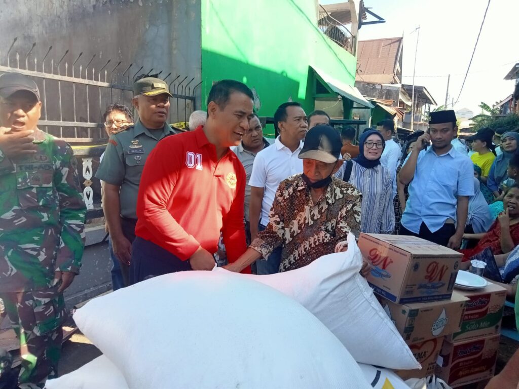 IKA Unhas dan AAS Foundation Salurkan Bantuan di 2 Lokasi Kebakaran