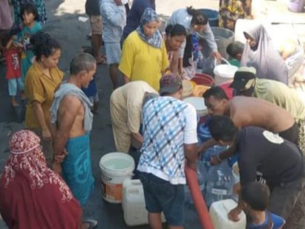 Legislator Makassar Supratman Salurkan Air Bersih ke Panakukang dan Manggala