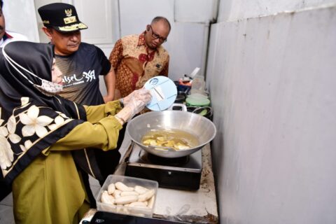 Sambangi Pelaku Usaha Rumahan Kripik Pisang, Pj Gubernur Bahtiar Bantu Promosi
