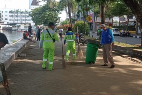 Sukseskan F8, Camat Kepulauan Sangkarrang Terjunkan Petugas Jaga Kebersihan di Pantai Losari