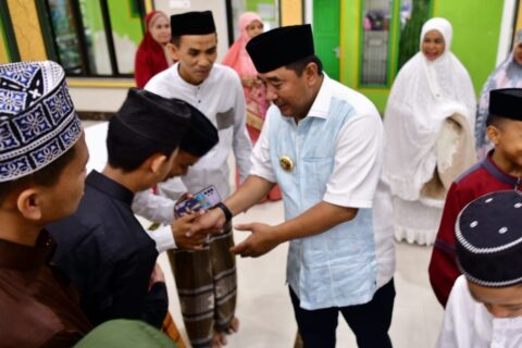 Singgah di Masjid Al Amir Fil-Jannah Bajoe, Pj Gubernur Doakan Tahfidz Yatim Sukses dan Semangat Belajar