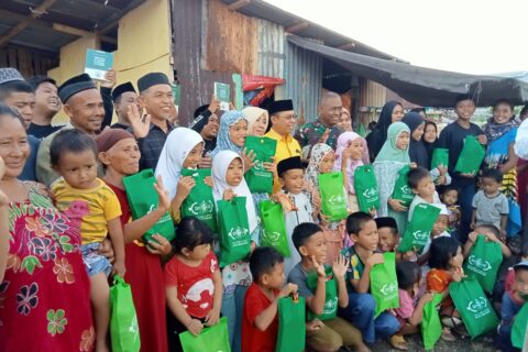 Bahagianya Anak Kampung Pemulung dapat Alquran