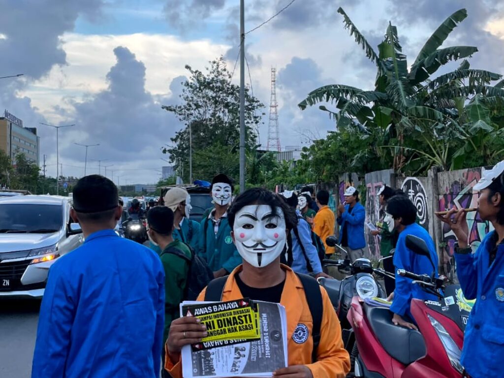 Mahasiswa Makassar Serukan Perlawanan Politik Dinasti Dari Kampus Hingga Ke Pengendara Jalan