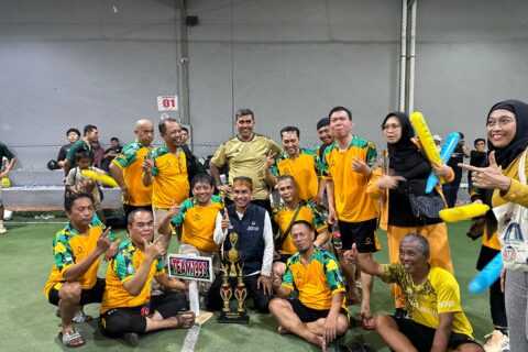 Rudianto Lallo Serahkan Tropi Pemenangan Fun Futsal IKA SMA Negeri 6 Makassar