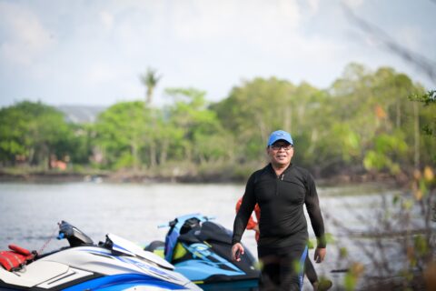 Akhir Pekan! Danny Kendarai Jetski dan Santap Hidangan Olahan Ikan di Kampung Nelayan Barombong