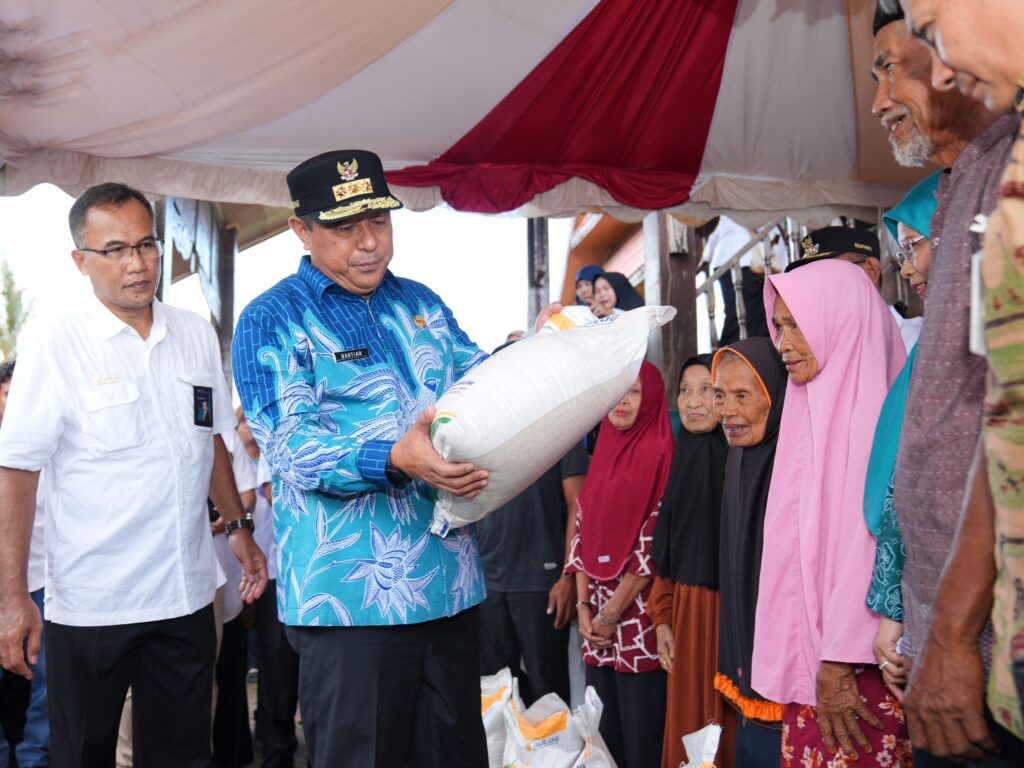 Pj Gubernur Sulsel Salurkan Bantuan Pangan Pemerintah Pusat untuk Warga Miskin di Takalar