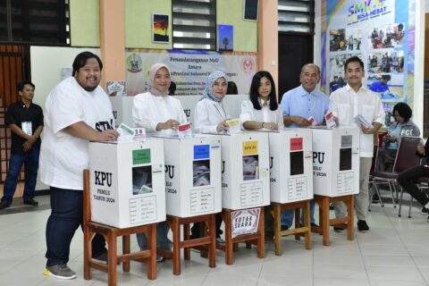 IAS dan Keluarga Sampaikan Hak Suara dengan Riang Gembira