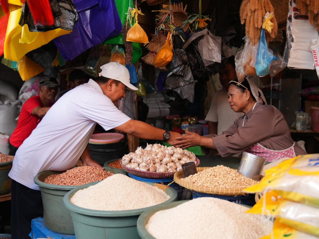 Pj Gubernur Sulsel Jalan Santai Bersama Warga dan Cek Harga Kebutuhan Pokok di Pasar Bantaeng