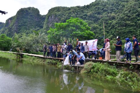 Upaya Pj Gubernur Bahtiar Lestarikan Kawasan Rammang-rammang, Tanam Sukun Hingga Tebar Benih Ikan