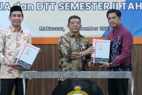 Ketua DPRD Bersama Pj Sekda Kota Makassar Terima LHPK Semester II Tahun 2023 dari BPK