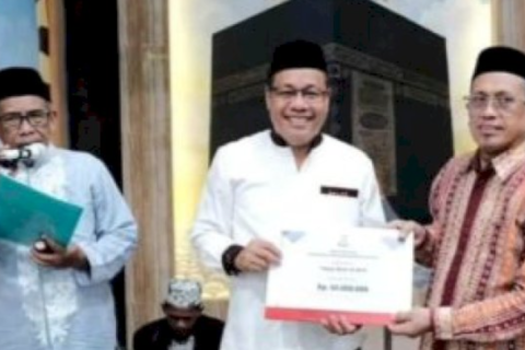 Sekwan DPRD Makassar Salurkan Dana Hibah Pemkot di Masjid Besar Al Amin