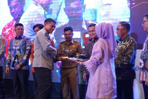 Wakili Ketua DPRD Makassar, Kabag Humas dan Protokol Terima Penghargaan SMSI Sulsel