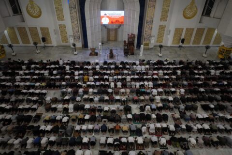 Bersama Warga Makassar, Ketua TP PKK Beri’tikaf di Masjid Kubah 99