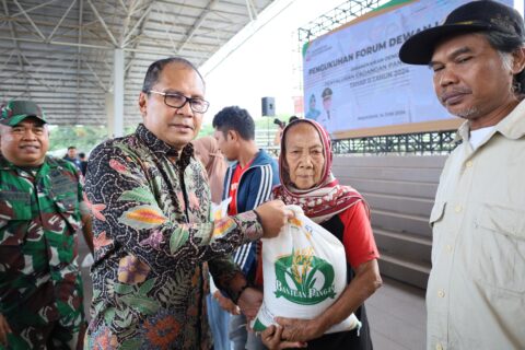 Danny Pomanto Lepas Pendistribusian Bantuan Pangan Beras Pemerintah Tahap II di Makassar